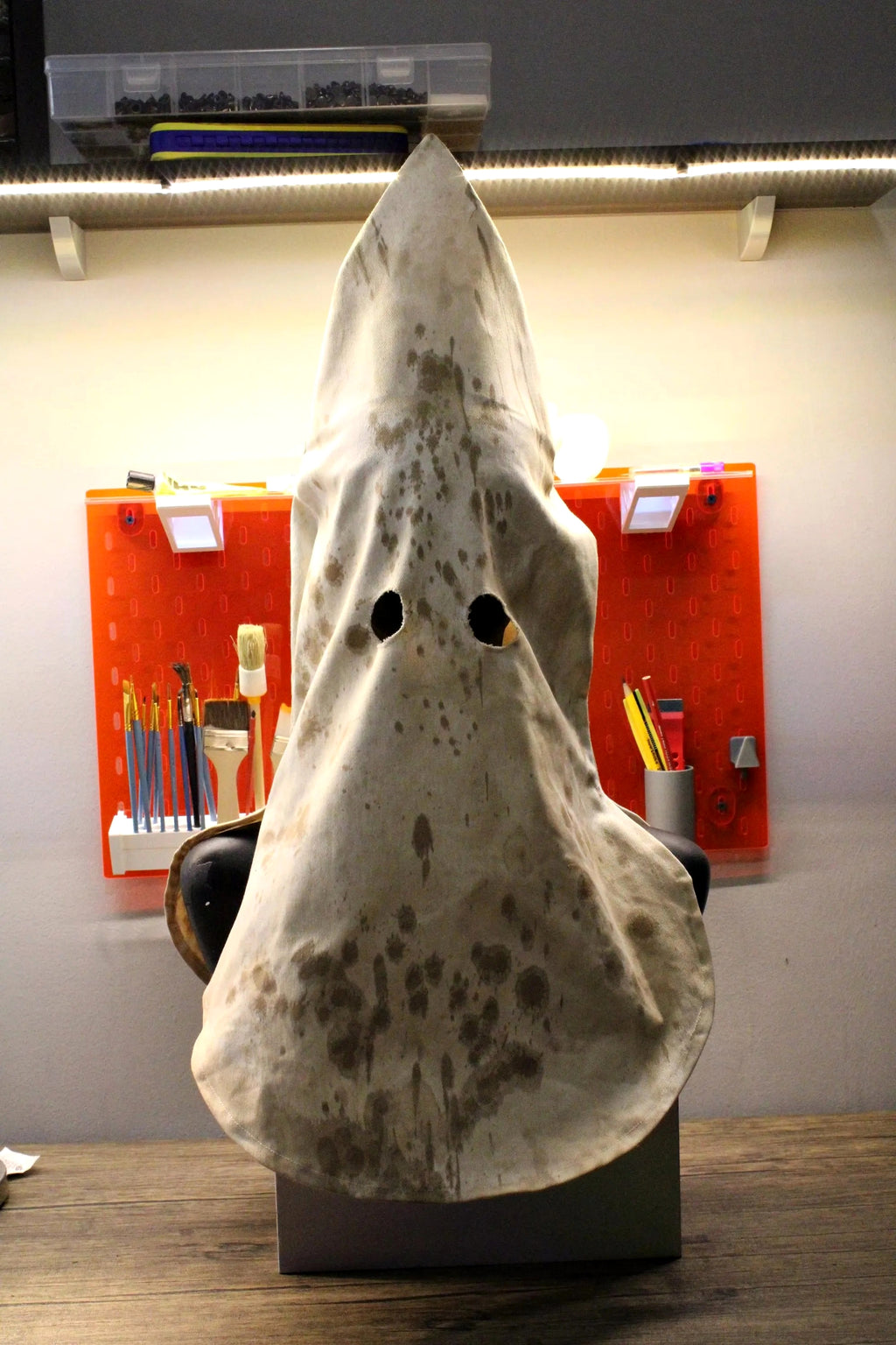Handgefertigte weiße Capirote-Haube - Authentische spanische Nazareno-Tradition