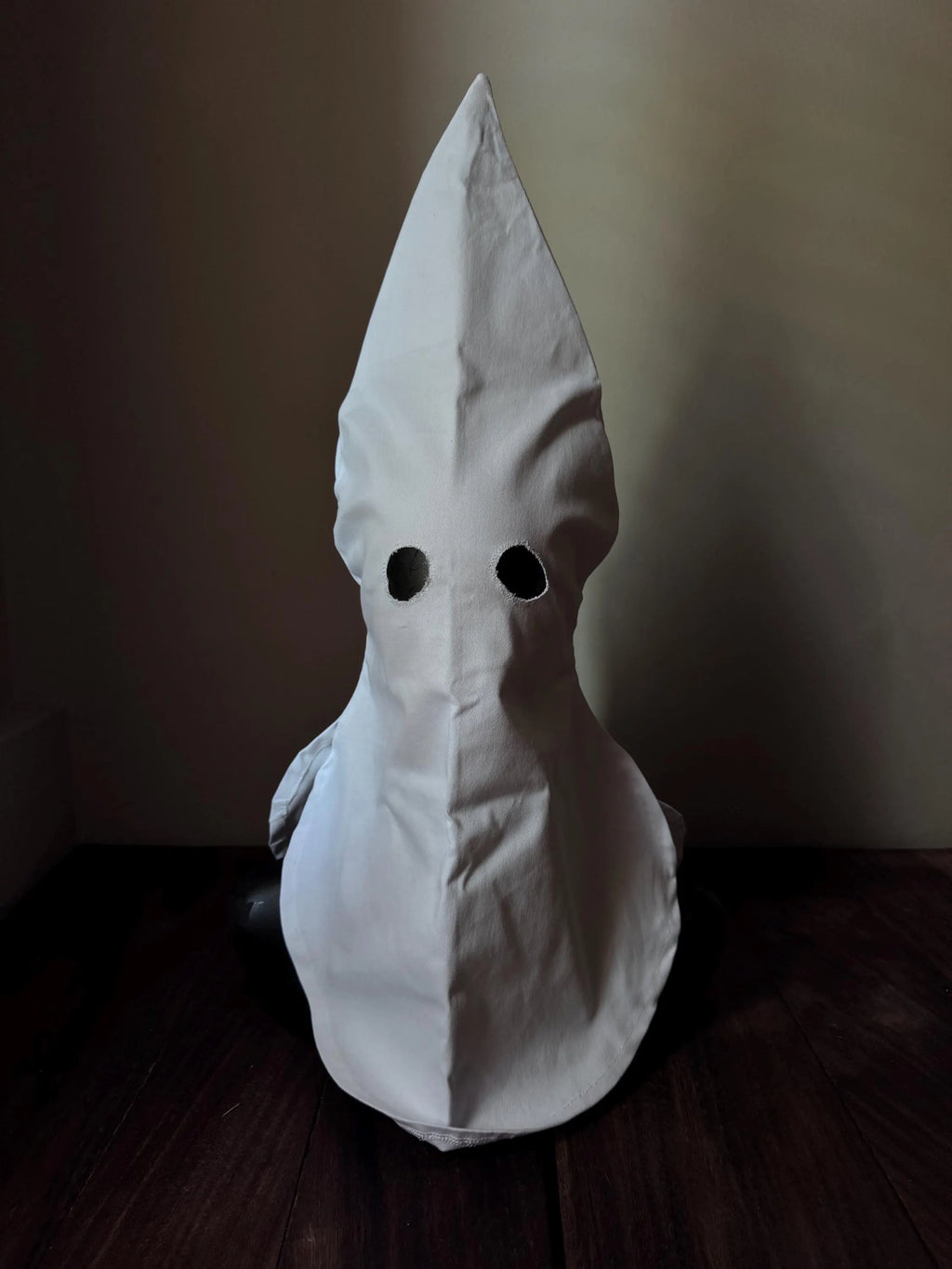 Handgefertigte weiße Capirote-Haube - Authentische spanische Nazareno-Tradition