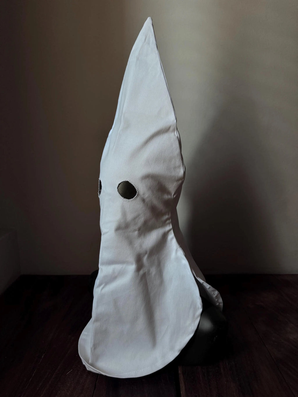 Handgefertigte weiße Capirote-Haube - Authentische spanische Nazareno-Tradition