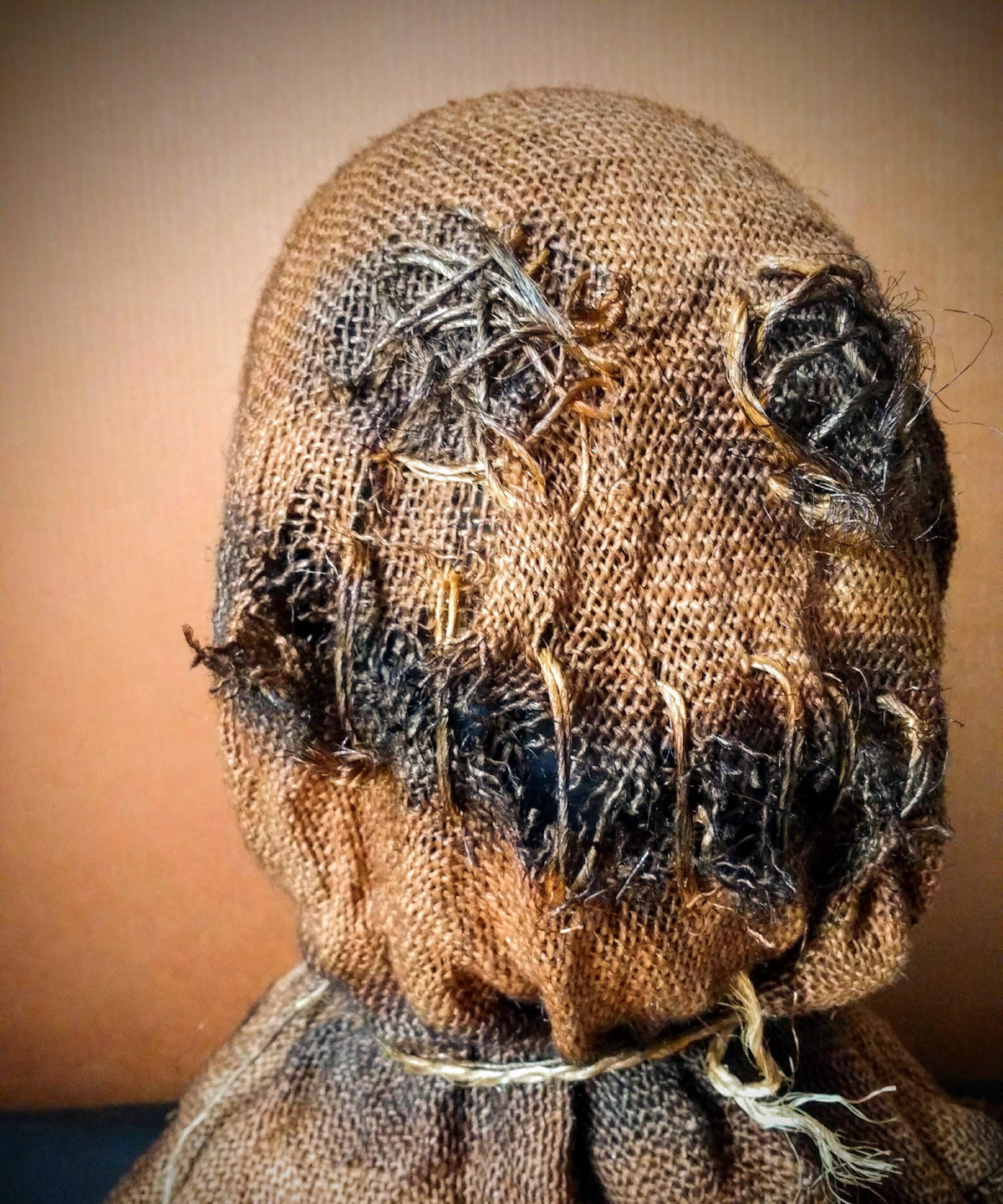 Gruselige, runde Jute-Maske, vernähter Vogelscheuchen-Sack