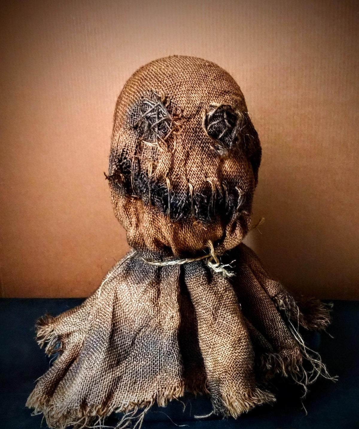 Gruselige, runde Jute-Maske, vernähter Vogelscheuchen-Sack