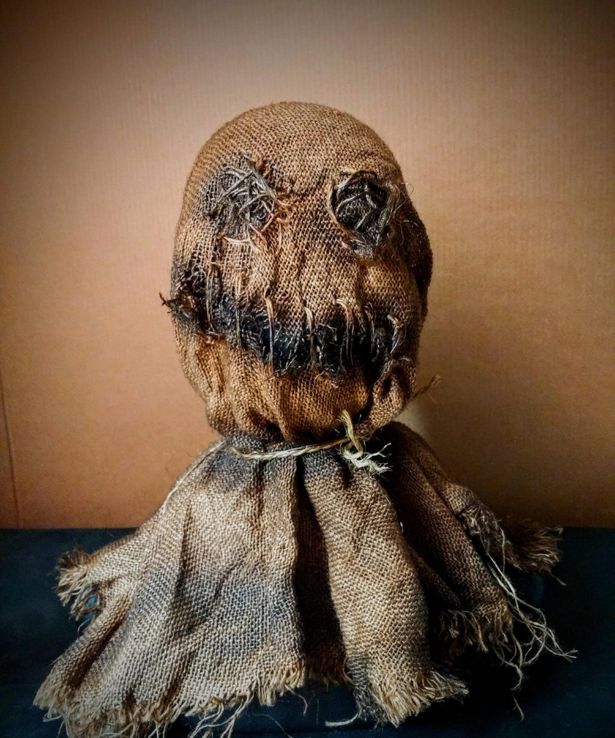 Gruselige, runde Jute-Maske, vernähter Vogelscheuchen-Sack