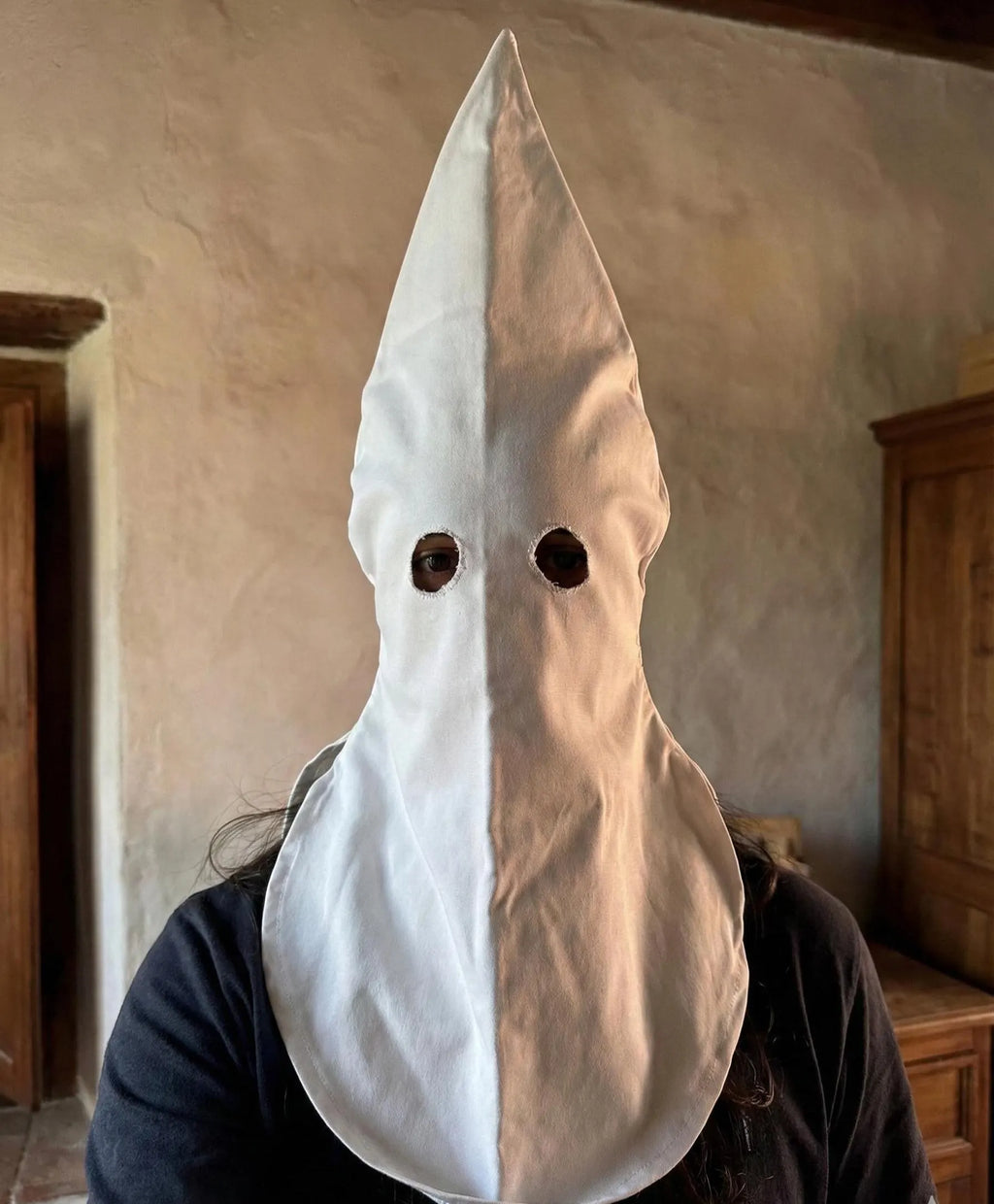 Handgefertigte weiße Capirote-Haube - Authentische spanische Nazareno-Tradition