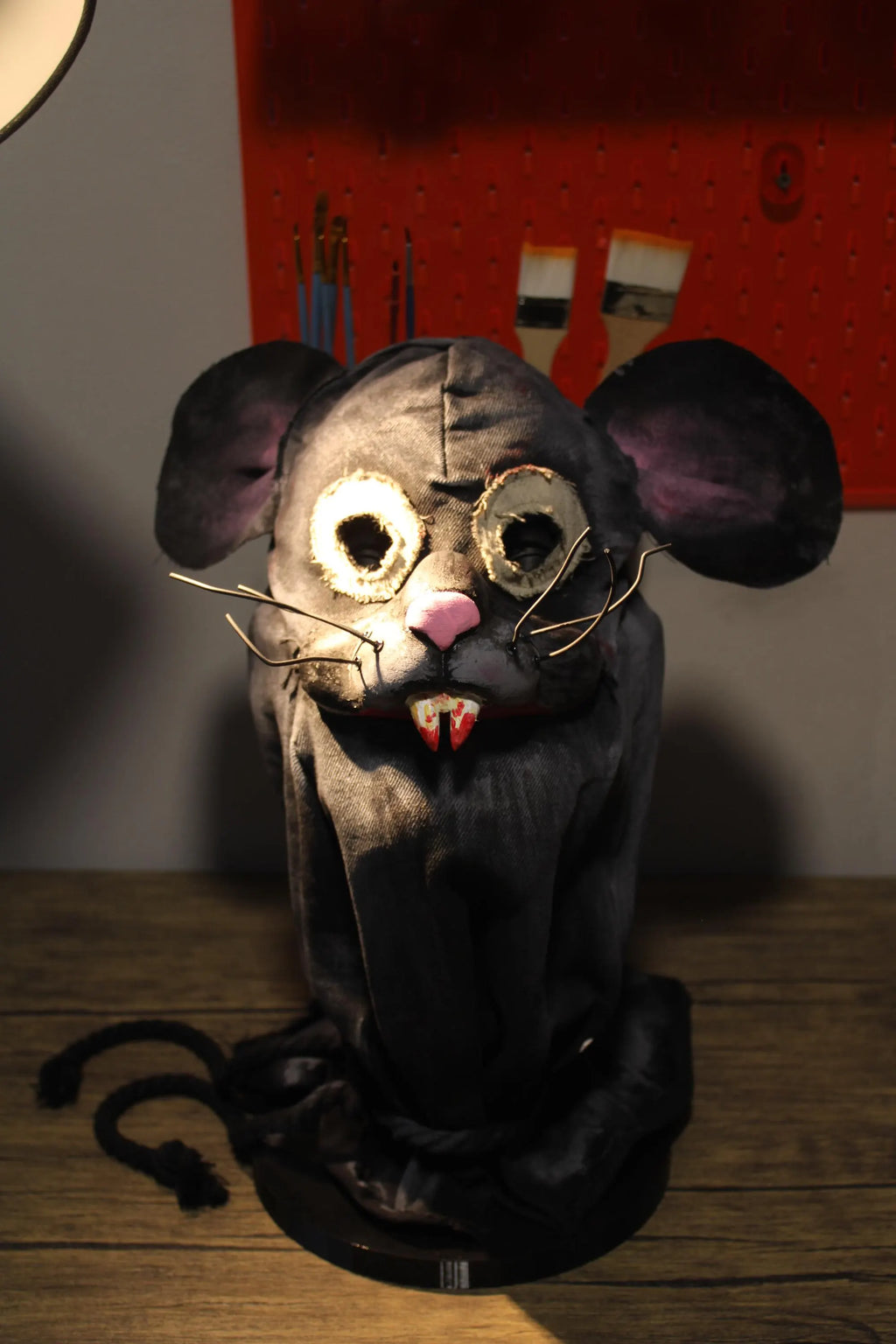 Handgefertigte Ratten-Horrormaske mit Fangzähnen