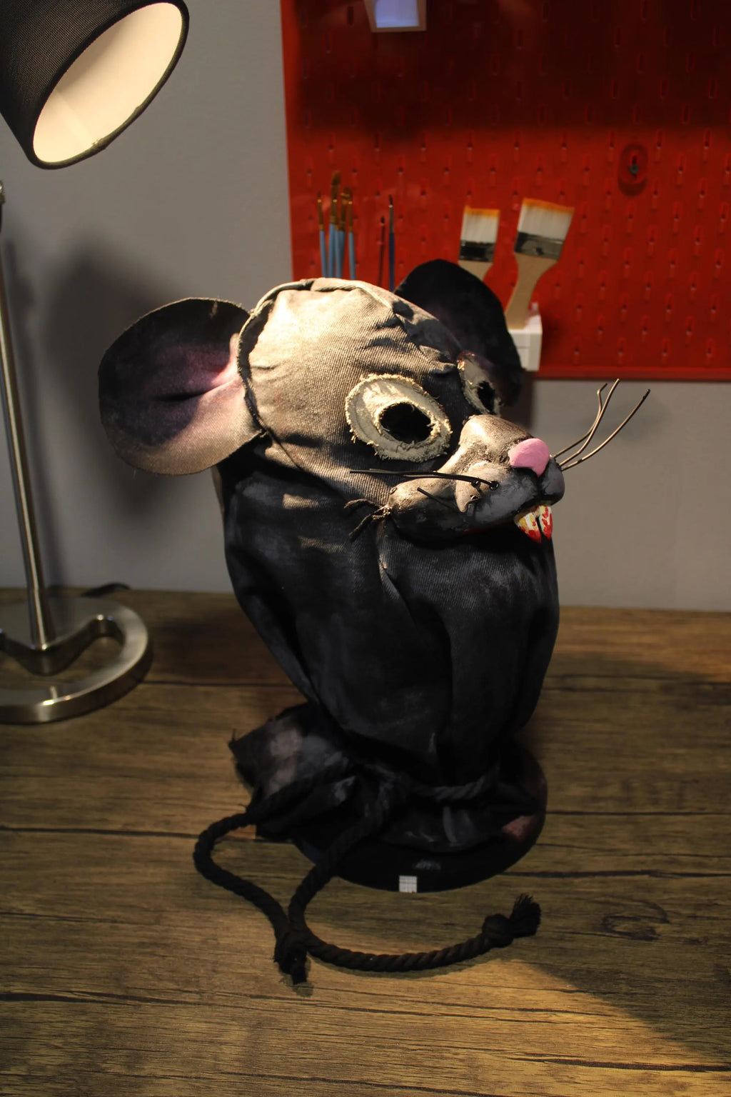 Handgefertigte Ratten-Horrormaske mit Fangzähnen