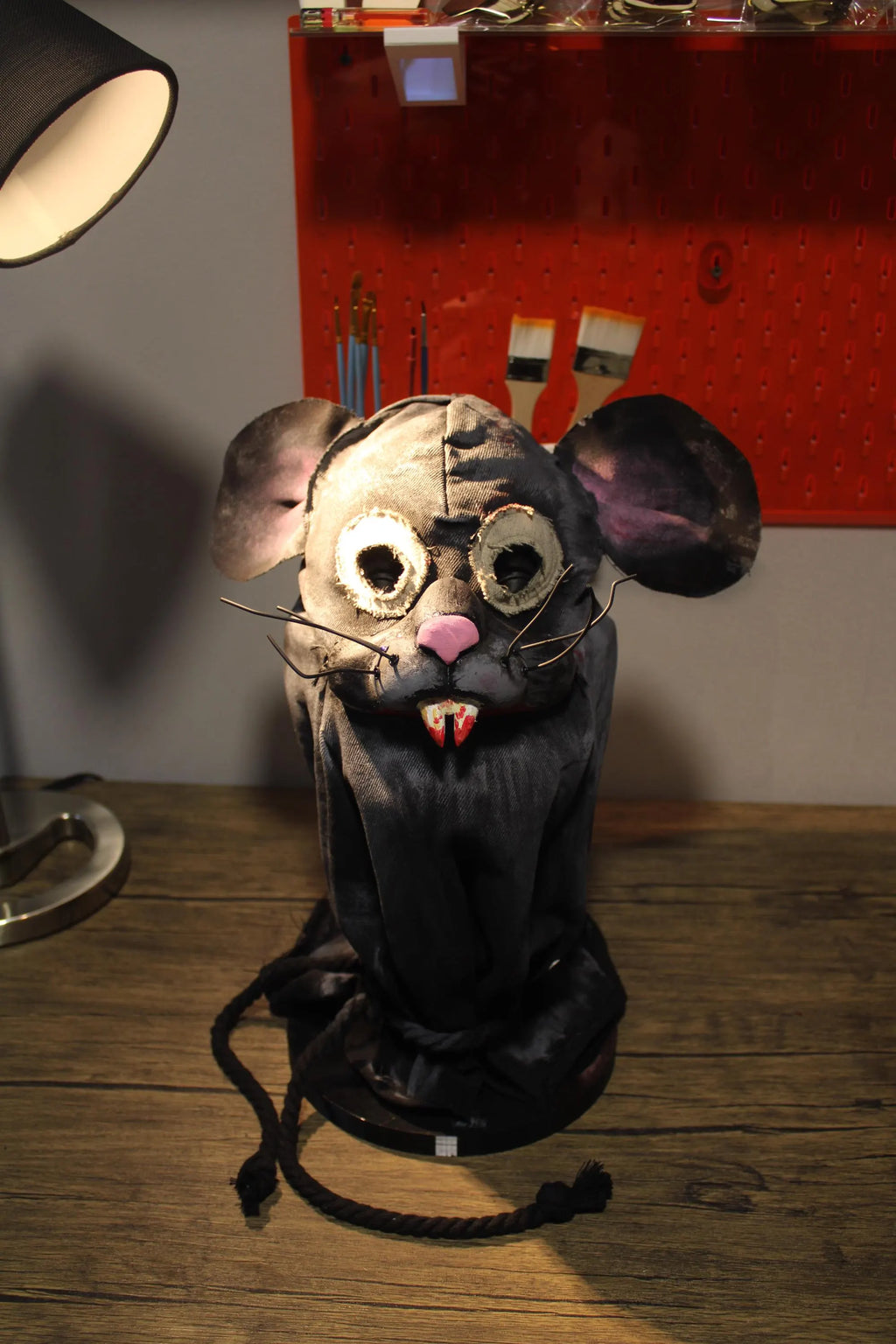 Handgefertigte Ratten-Horrormaske mit Fangzähnen