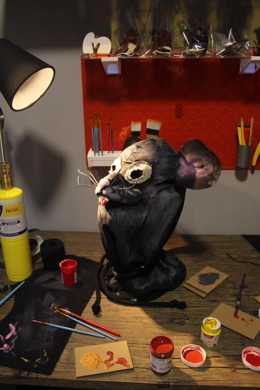 Handgefertigte Ratten-Horrormaske mit Fangzähnen