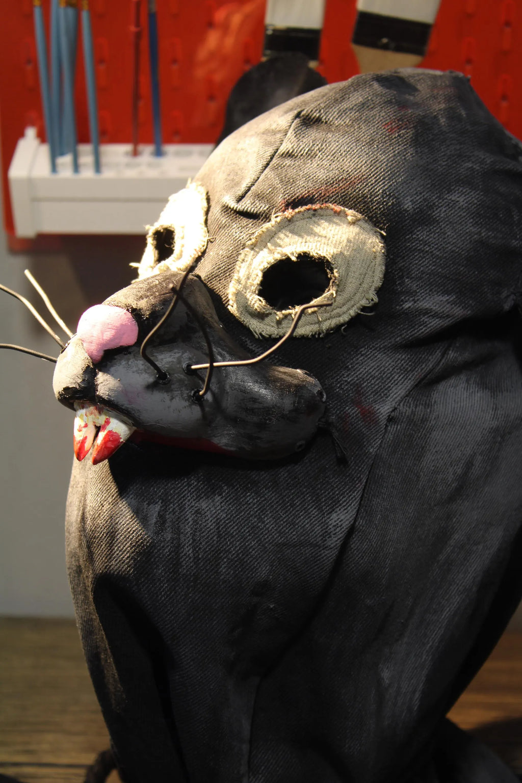 Handgefertigte Ratten-Horrormaske mit Fangzähnen