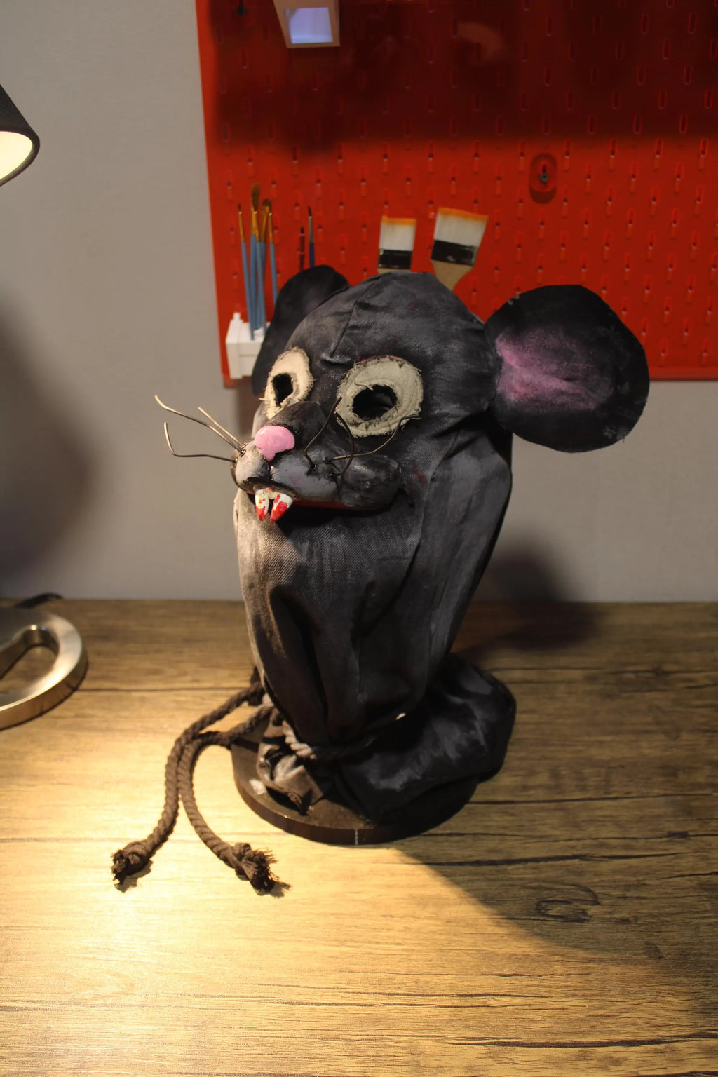 Handgefertigte Ratten-Horrormaske mit Fangzähnen