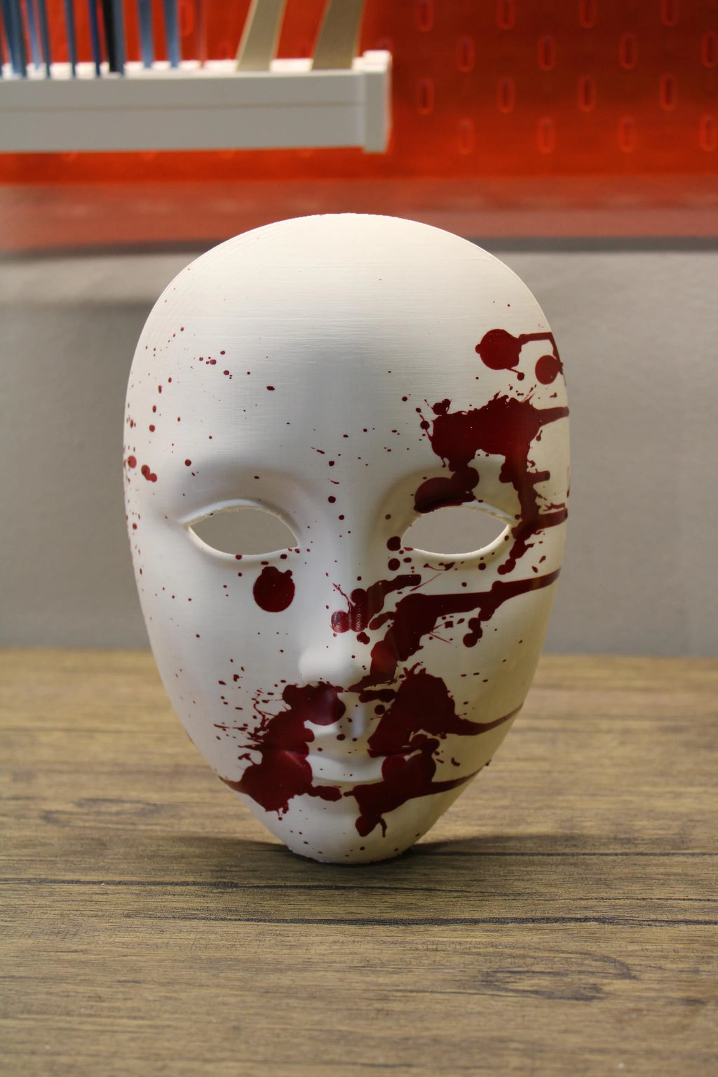 Von den Backrooms inspirierte Maske, gruselige, blutige gelbe Maske