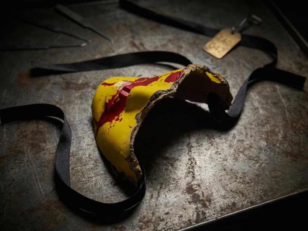 Máscara inspirada en los Backrooms, terrorífica y ensangrentada, de color amarillo