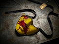 Máscara inspirada en los Backrooms, terrorífica y ensangrentada, de color amarillo