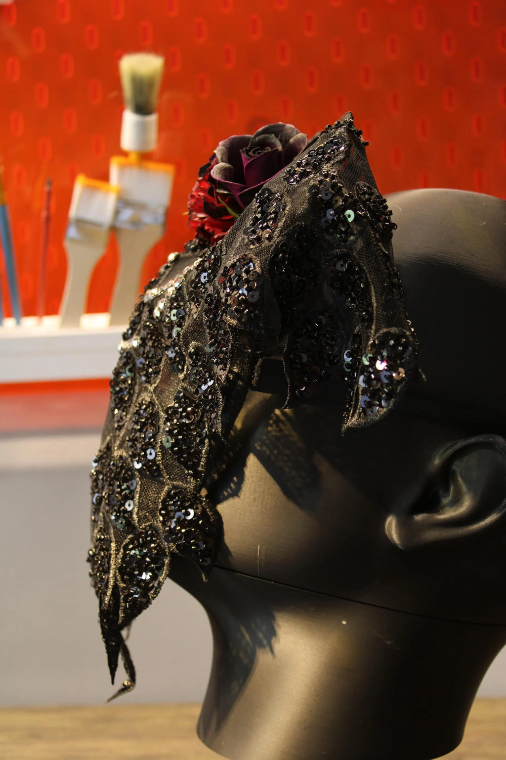 Gotische Spitzenmaske im Rosen-Design