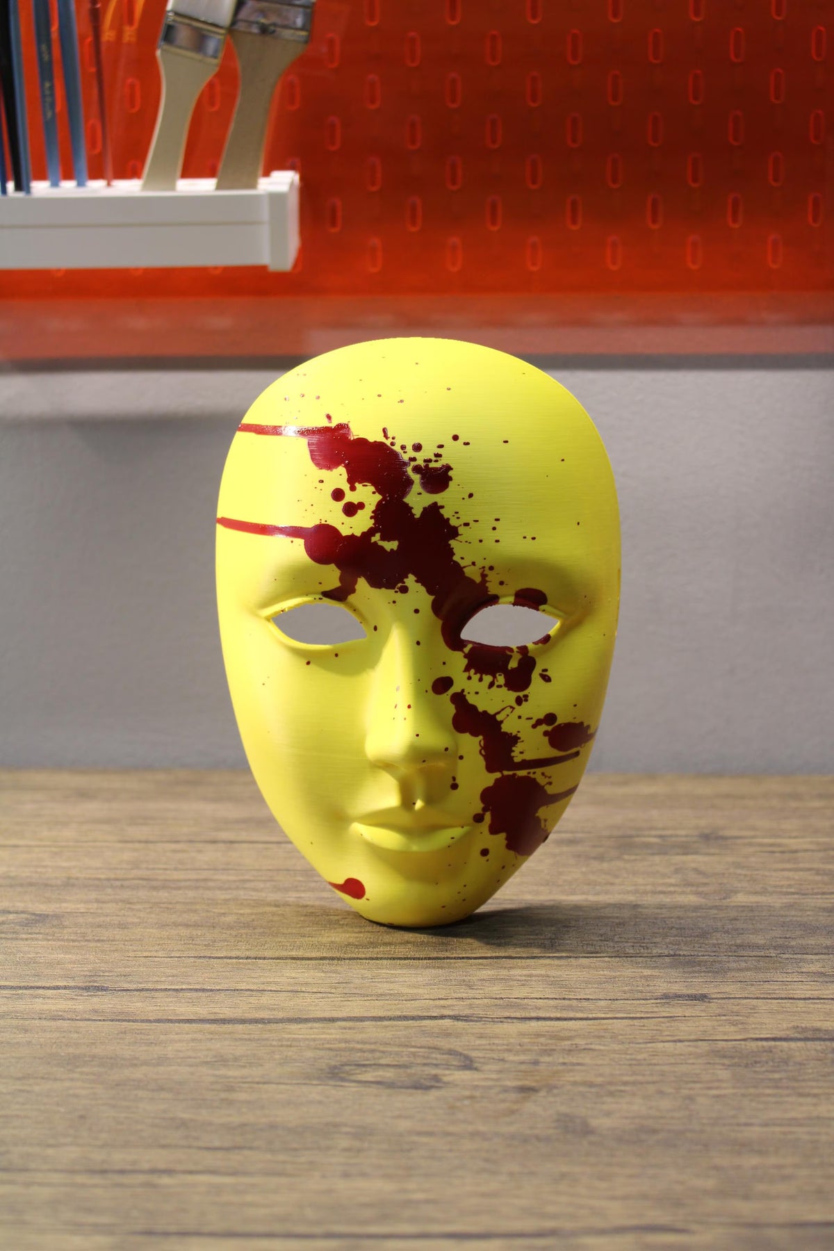 Von den Backrooms inspirierte Maske, gruselige, blutige gelbe Maske