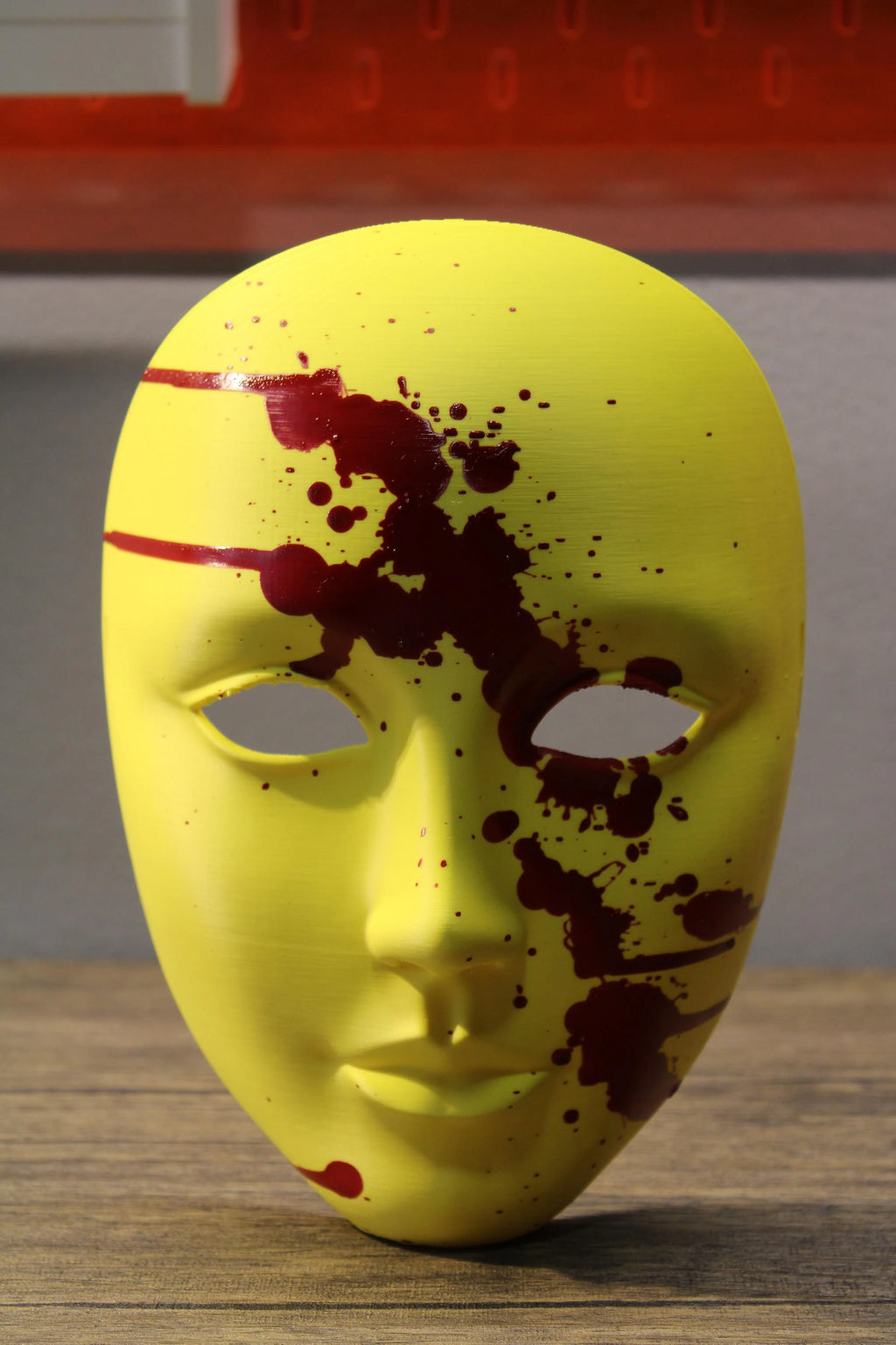Von den Backrooms inspirierte Maske, gruselige, blutige gelbe Maske