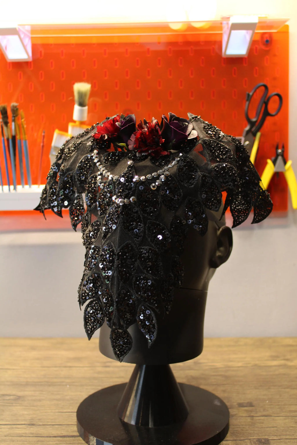 Gotische Spitzenmaske im Rosen-Design