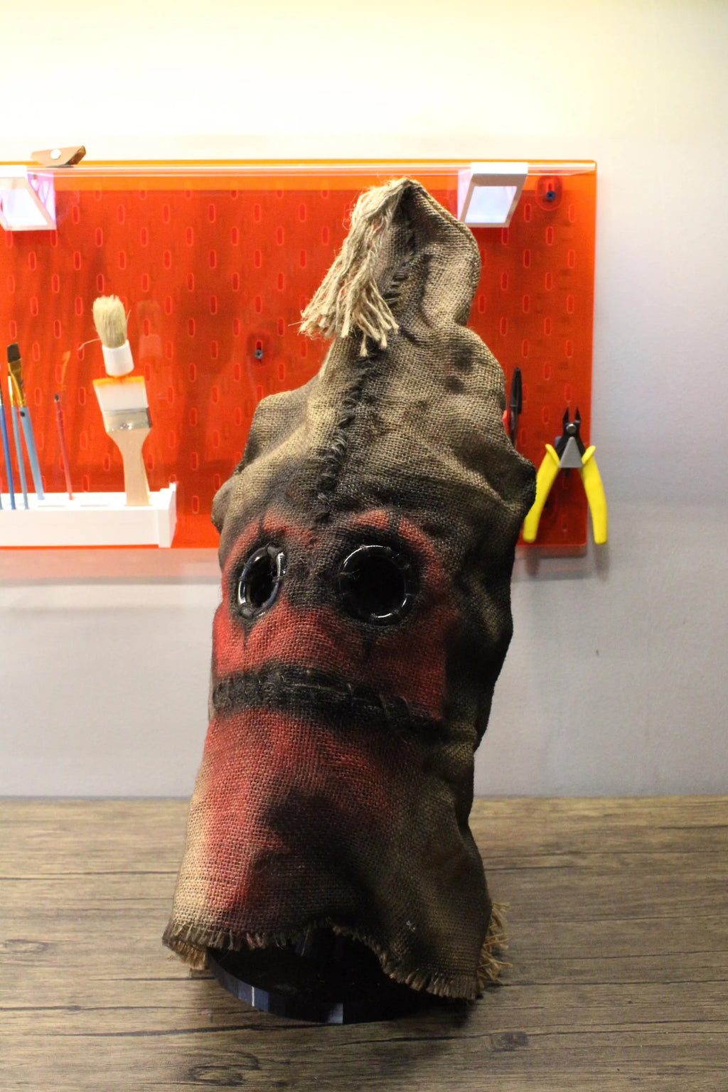 Handgefertigte Vogelscheuchen-Maske aus Jute als Horror-Requisite