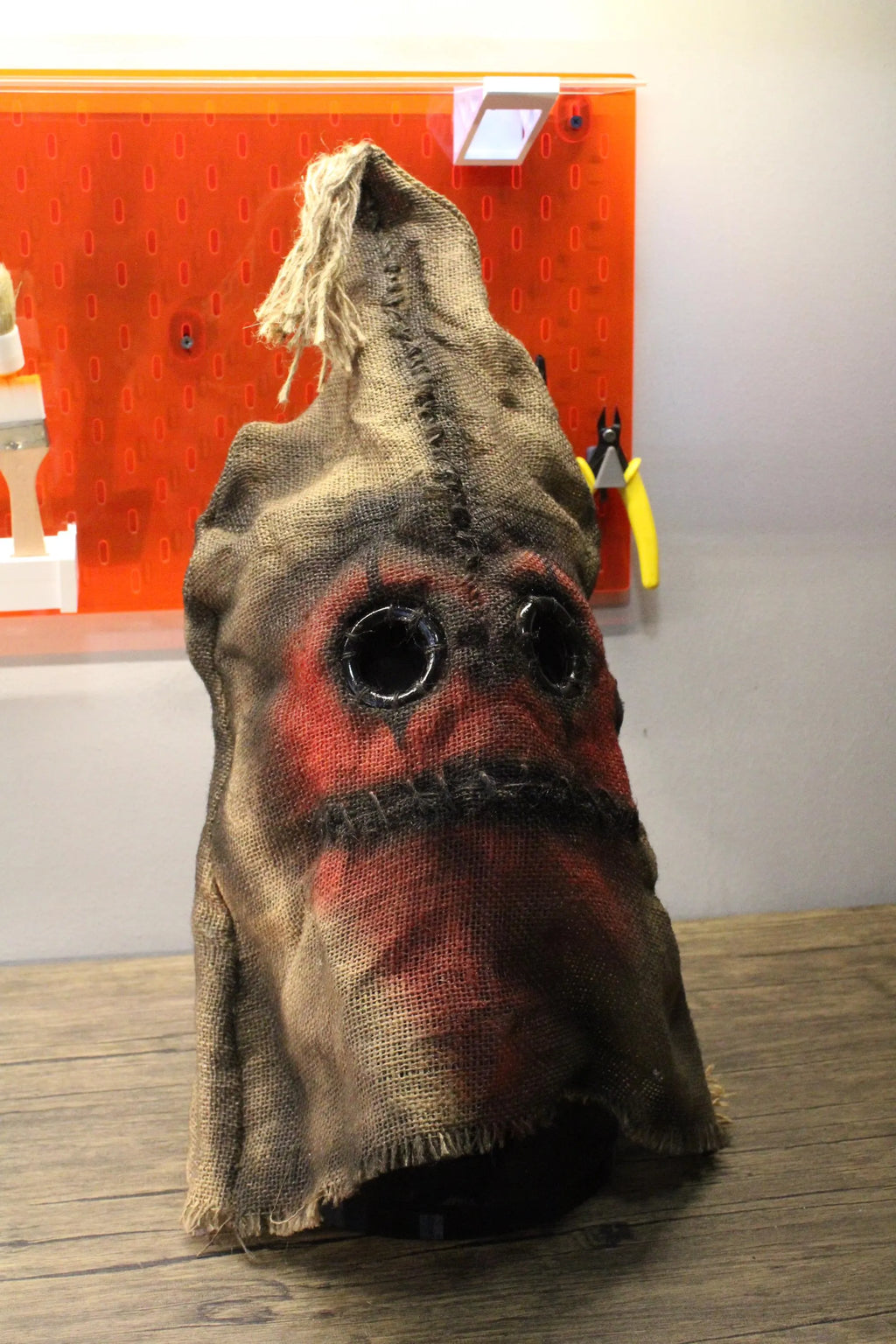 Handgefertigte Vogelscheuchen-Maske aus Jute als Horror-Requisite