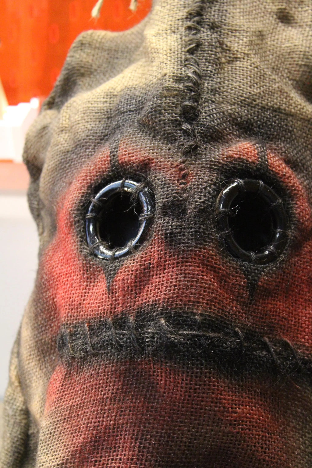 Handgefertigte Vogelscheuchen-Maske aus Jute als Horror-Requisite